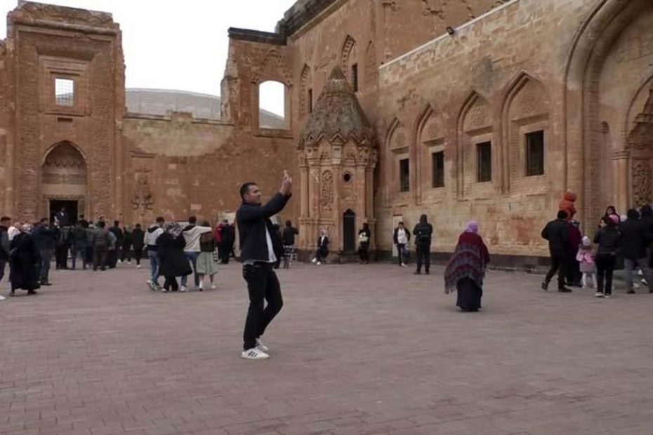 Το ιστορικό παλάτι Ισάκ Πασά πλημμύρισε από επισκέπτες κατά τη διάρκεια του Ραμαζανιού